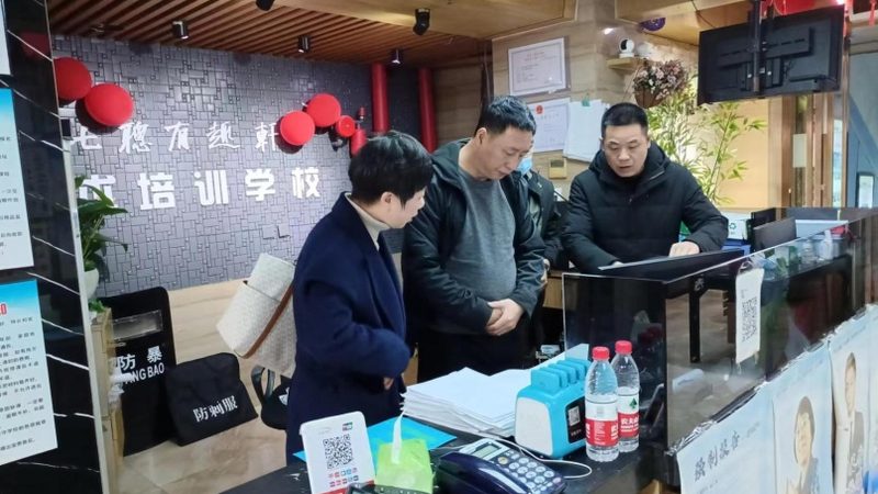 选大机构还是小机构？成人职业教育培训的理性选择